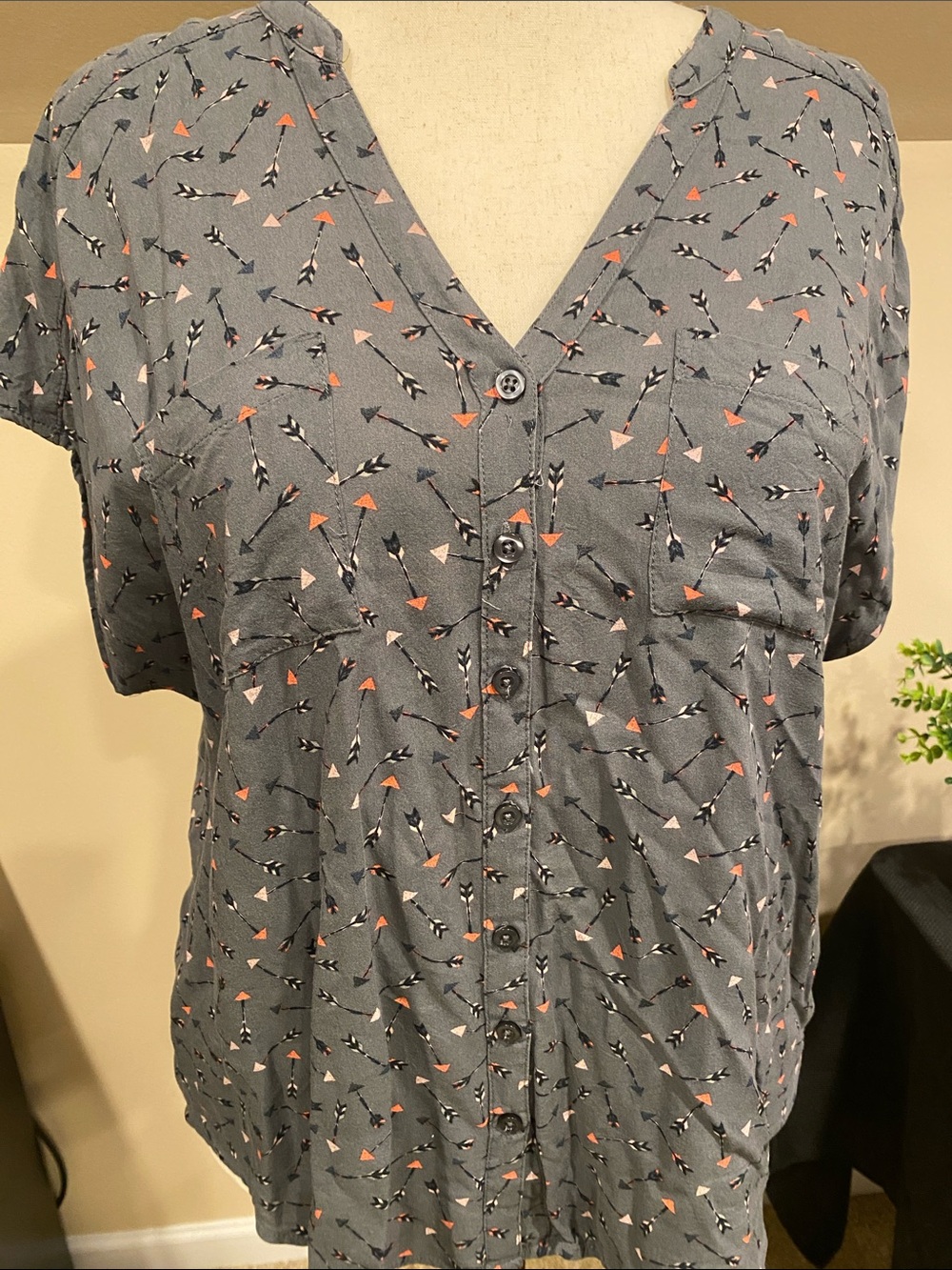 torrid Gray Button-Front Shirt with Coral & White Arrow Print